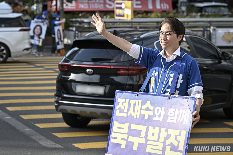 하정우 더불어민주당 부산 북구갑 국회의원 보궐선거 후보가 30일 부산 북구 숙등교차로에서 지나가는 차량을 향해 인사하고 있다.
