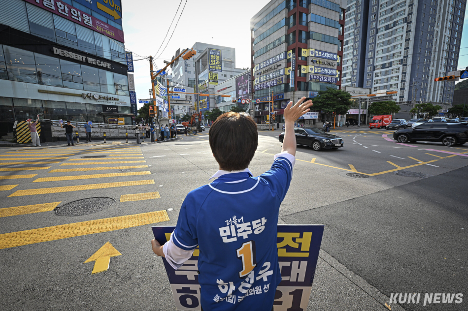 하정우 더불어민주당 부산 북구갑 국회의원 보궐선거 후보가 30일 부산 북구 숙등교차로에서 지나가는 차량을 향해 인사하고 있다.