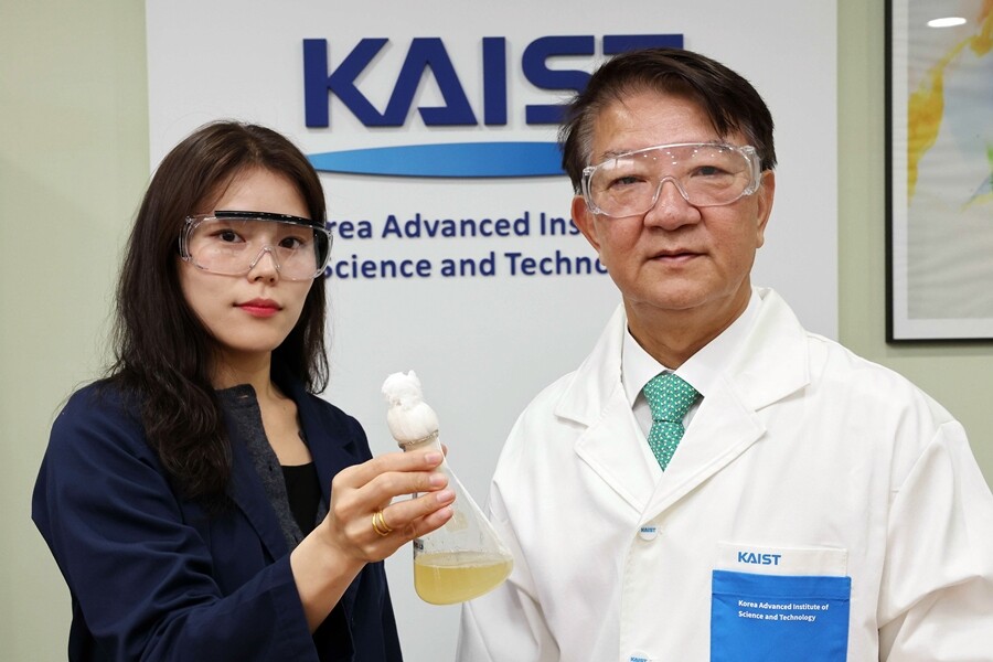 KAIST 안다희 박사(왼쪽)과 이상엽 특훈교수. KAIST