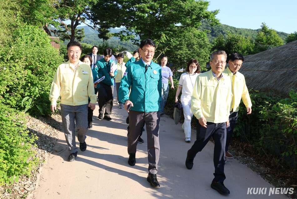 홍종완 충남도지사 권한대행은 지난 29일 ‘2026 아산 외암마을 야행’ 행사의 안전사고 예방을 위해 현장점검을 실시했다.