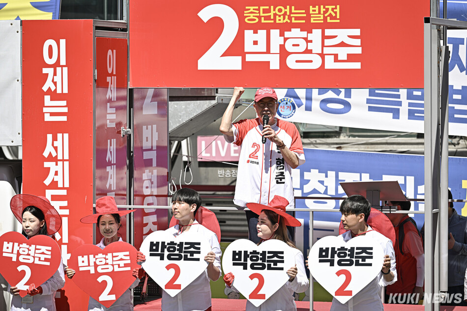 박형준 국민의힘 부산시장 후보가 30일 부산 해운대구 반송큰시장 입구에서 열린 차량유세에서 지지를 호소하고 있다.