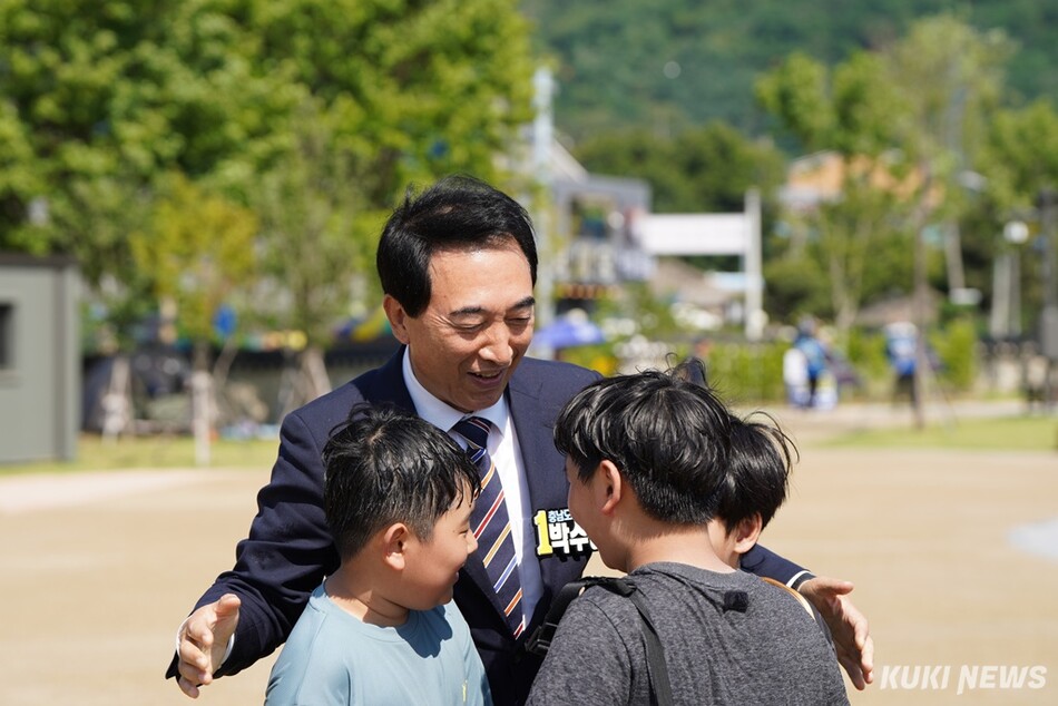 더불어민주당 박수현 충남도지사 후보가 지방선거 마지막 주말인 30일 최대 전략지인 천안시를 샅샅이 훑으며 막판 표심 잡기에 나서고 있다. 박수현 캠프