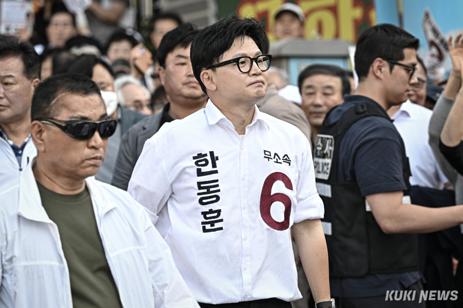 부산 북갑 국회의원 보궐선거에 출마한 한동훈 무소속 후보가 29일 부산 북구 포천사거리에서 열린 집중유세에서 지지를 호소하고 있다. 남동균 기자