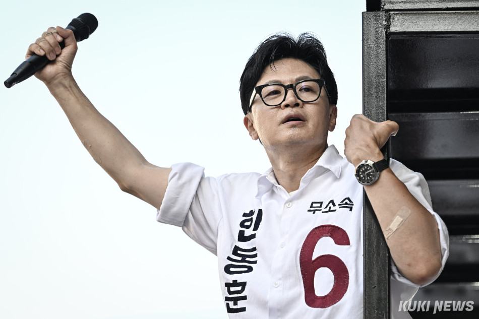 부산 북갑 국회의원 보궐선거에 출마한 한동훈 무소속 후보가 29일 부산 북구 포천사거리에서 열린 집중유세에서 지지를 호소하고 있다. 남동균 기자