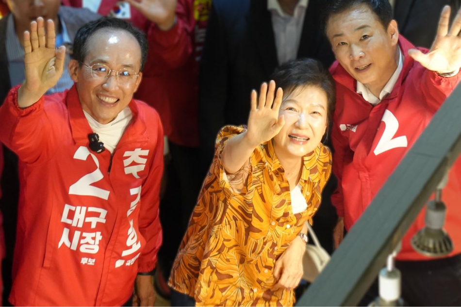 6·3 지방선거를 사흘 앞둔 31일 오후 박근혜 전 대통령이 대구 서문시장과 수성못을 찾아 추경호 대구시장 후보 지원 사격에 나선다. 사진은 박 전 대통령이 23일 대구 칠성시장을 찾아 상인들과 인사를 나누는 모습. 추경호 후보 제공