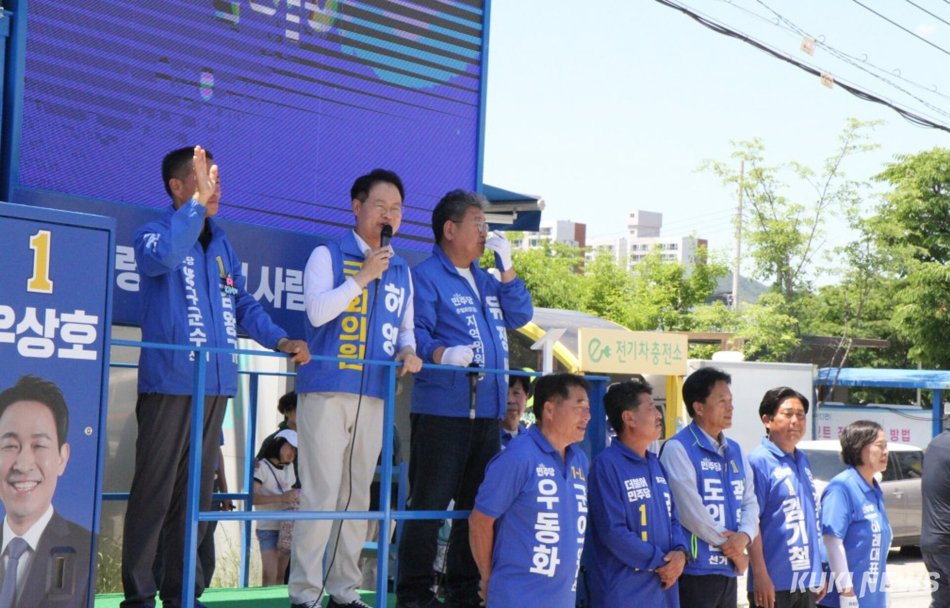 허영 민주당 의원이 30일 강원 양구군 양구 5일장터 앞에서 김왕규 양구군수 후보 지원유세를 하고 있다.