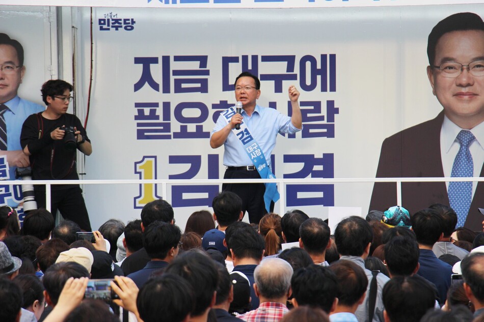 김부겸 더불어민주당 대구시장 후보가 30일 대구백화점 앞에서 지지를 호소하고 있다. 김부겸 후보 제공