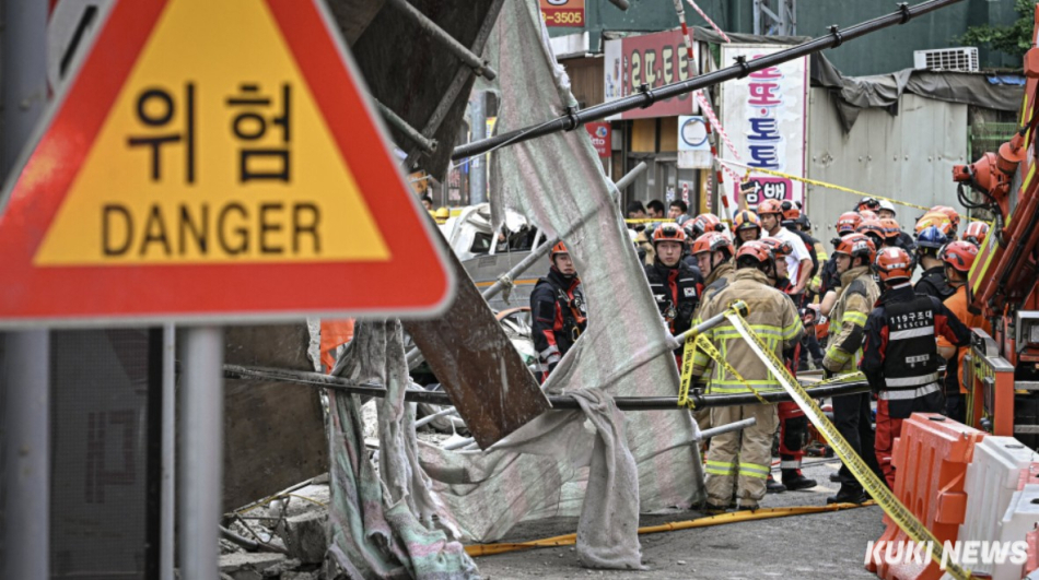지난 26일 오후 서울 서대문구 서소문 고가차도 철거 현장에서 붕괴사고가 발생해 관계당국이 사고 현장을 수습하고 있다. 남동균 기자