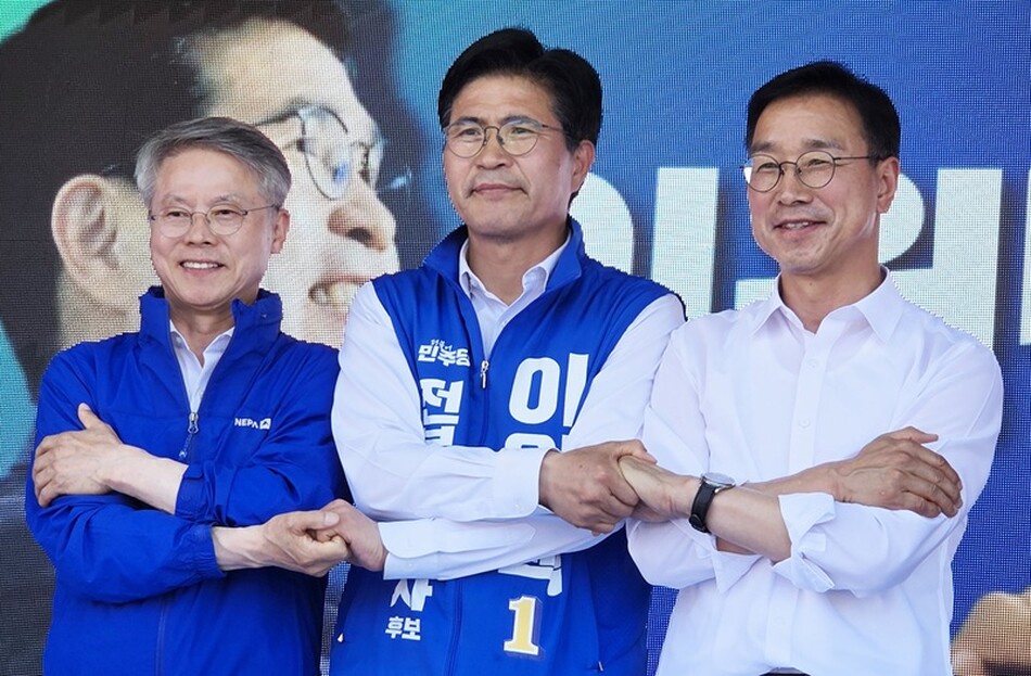 이원택 전북특별자치도지사 후보와 민형배 전남광주통합특별시장 후보, 위성곤 제주특별자치도지사 후보가 31일 전주시 모래내시장 사거리에서 호남·제주 상생협약을 맺고, 6·3지방선거에서 민주당 원팀의 승리를 위한 결의를 다지고 있다.