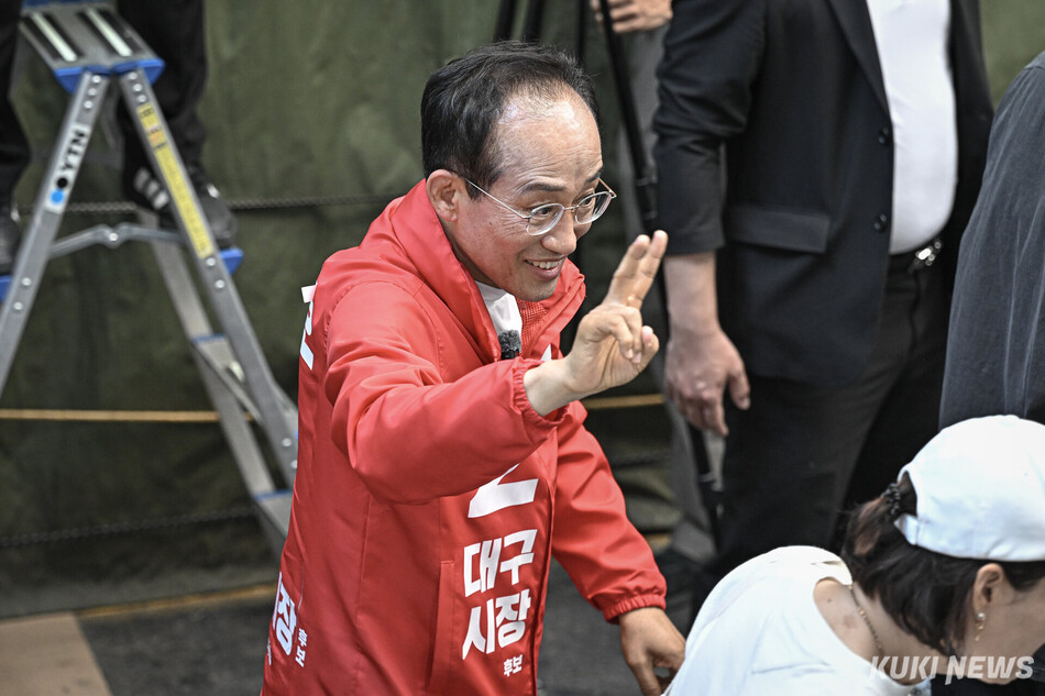 추경호 국민의힘 대구시장 후보가 31일 대구 중구 서문시장을 찾아 시민들에게 인사하고 있다.