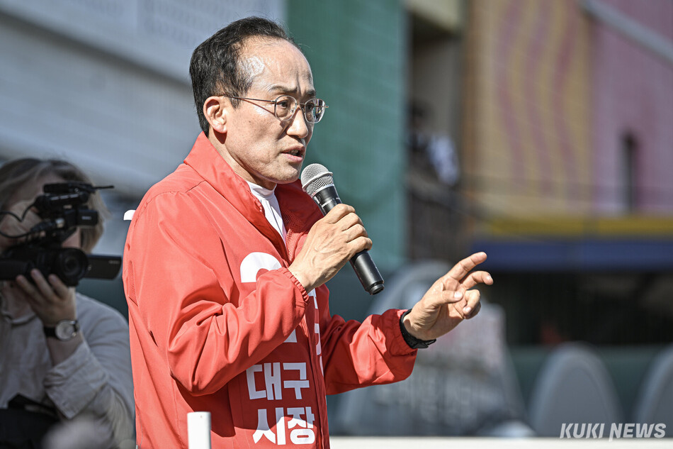 추경호 국민의힘 대구시장 후보가 31일 대구 중구 서문시장에서 열린 유세에서 지지를 호소하고 있다.