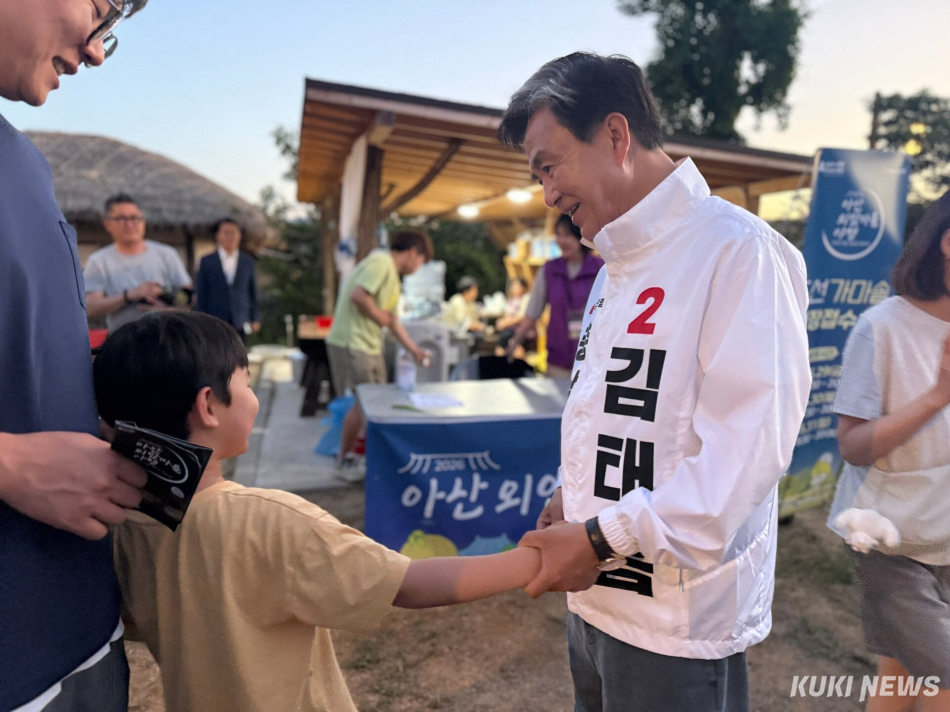 김태흠 충남도지사 후보가 30일 아산 외암마을야행 행사를 찾아 한 어린이와 직접 소통하고 있다.