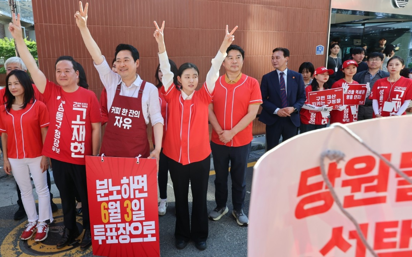 국민의힘 장동혁 상임선거대책위원장이 31일 서울 성동구 성수동 일대에서 대국민 투표 참여를 호소하고 있다. 연합뉴스