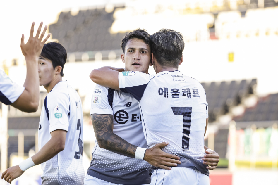 결승골을 넣고 세리머니를 하고 있는 까리우스와 에울레르. 서울 이랜드 FC 제공