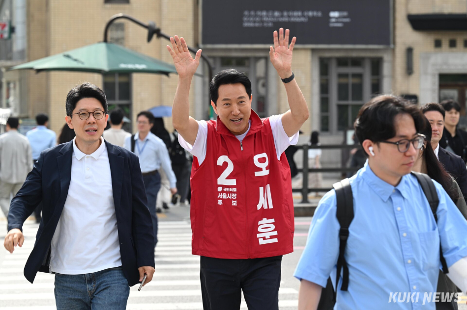 오세훈 국민의힘 서울시장 후보가 6·3 지방선거를 이틀 앞둔 1일 광화문역 인근에서 유세를 위해 이동하고 있다.