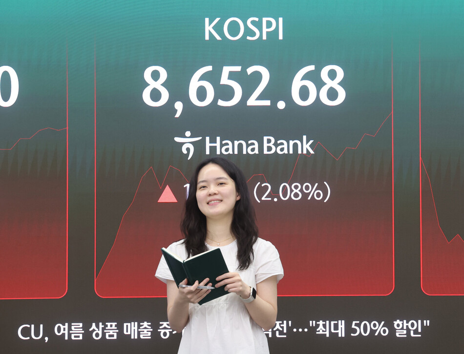 1일 서울 중구 하나은행 딜링룸에서 직원이 업무를 보고 있다. 연합뉴스