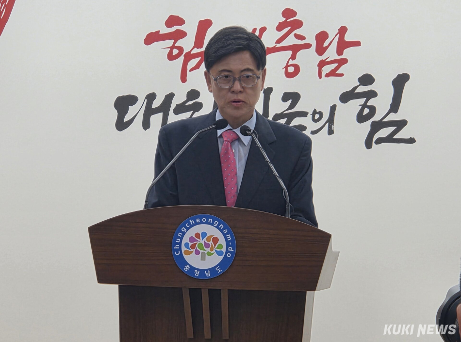이명수 충남교육감 후보가 선거 이틀을 앞둔 1일 충남도청 프레스센터에서 긴급 기자회견을 갖고 상대 후보들에 대해 선거법 위반, 성추행 의혹 등을 제기하며 해명을 촉구하고 있다. 사진=홍석원 기자