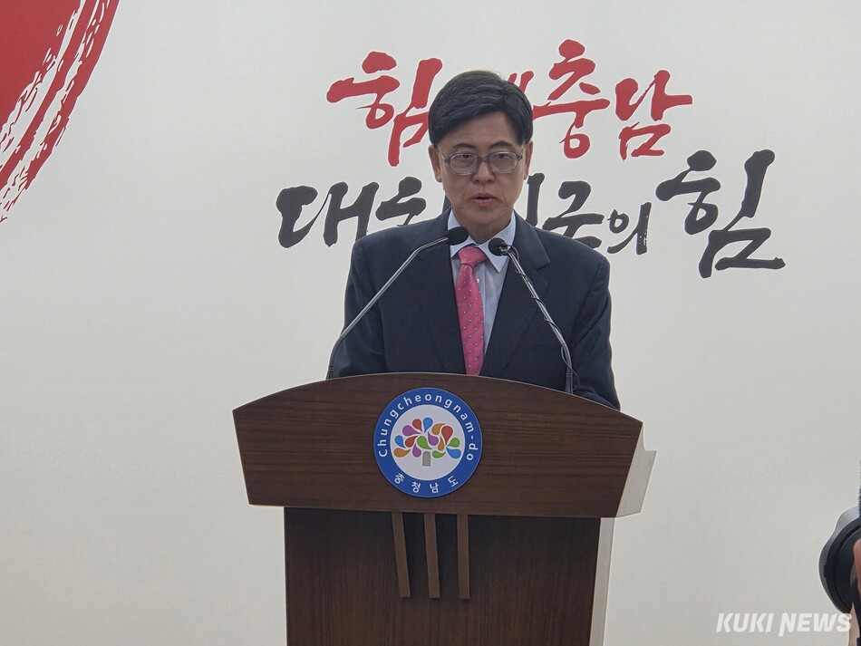 이명수 충남교육감 후보가 1일 충남도청 프레스센터에서 기자회견을 갖고 상대 후보들에 대해 선거법 위반, 성추행 의혹 등을 제기하며 해명을 요구하고 있다. 사진=홍석원 기자