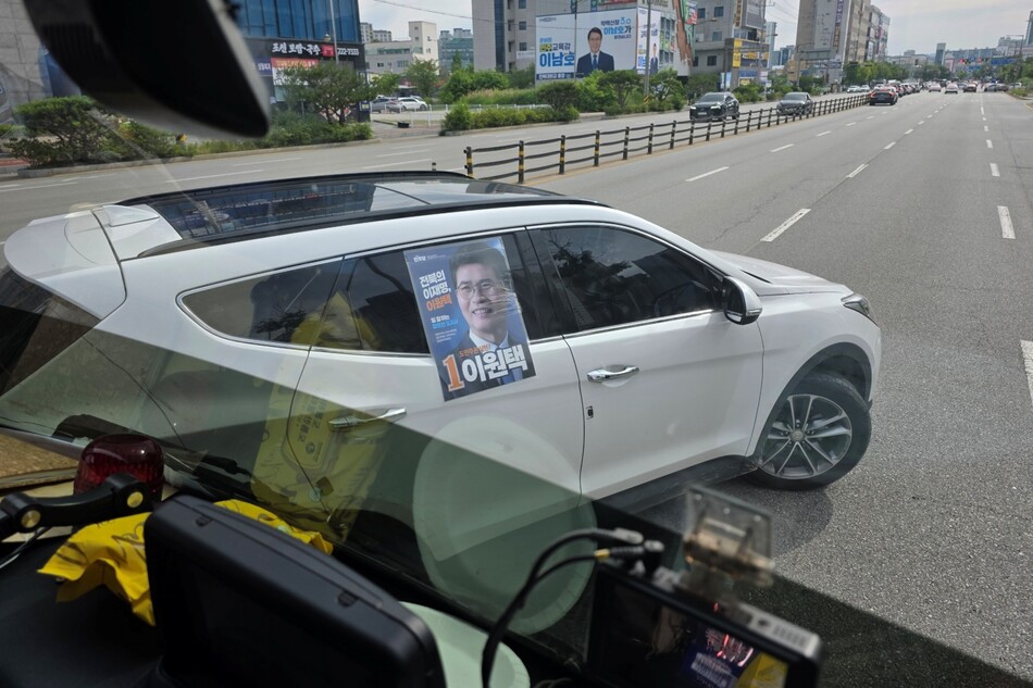 김관영 무소속 전북도지사 후보 측은 1일 오전 8시30분쯤 전북 전주시 완산구 효자동의 한 사거리에서 유세 차량을 이동하려 했으나 이원택 더불어민주당 후보 측 차량이 앞을 막아 이동할 수 없었다고 주장했다. 김관영 후보 캠프 제공