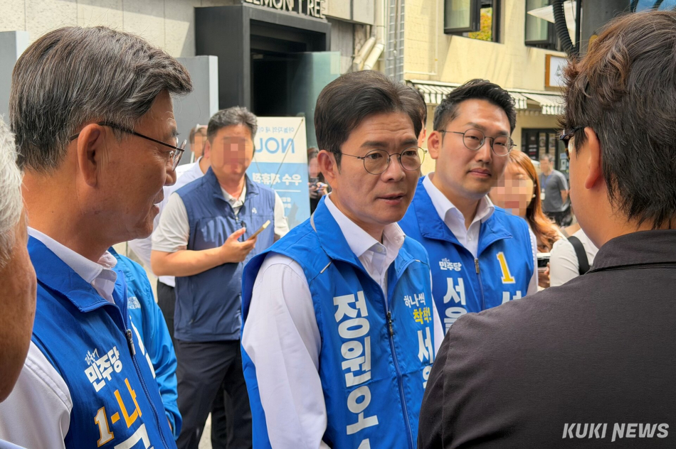 정원오 더불어민주당 서울시장 후보가 1일 서울 종로구 돈의동 쪽방촌에서 시설관계자에게 현황 보고를 받고 있다. 유병민 기자