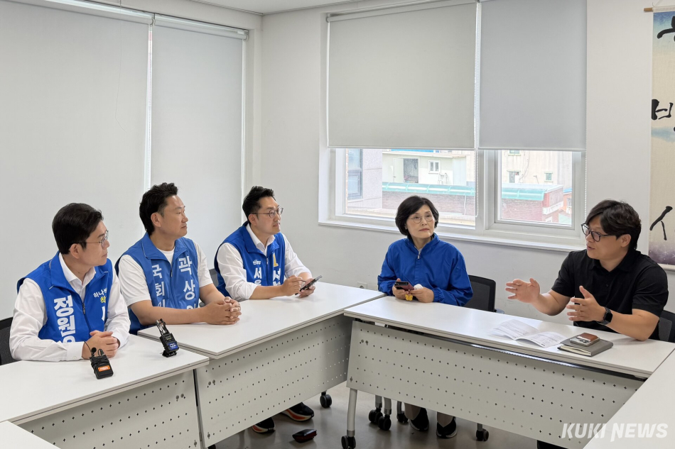 정원오 더불어민주당 서울시장 후보가 1일 서울 종로구 돈의동 쪽방촌에서 시설관계자와 대화하고 있다. 유병민 기자