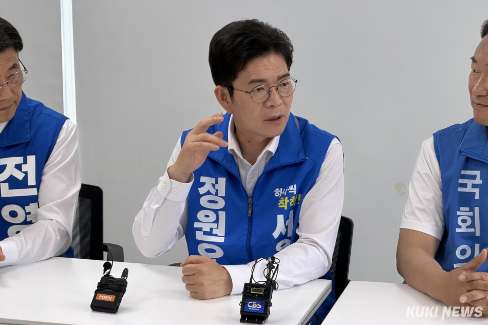 정원오 더불어민주당 서울시장 후보가 1일 서울 종로구 돈의동 쪽방촌에서 시설관계자와 대화하고 있다. 유병민 기자
