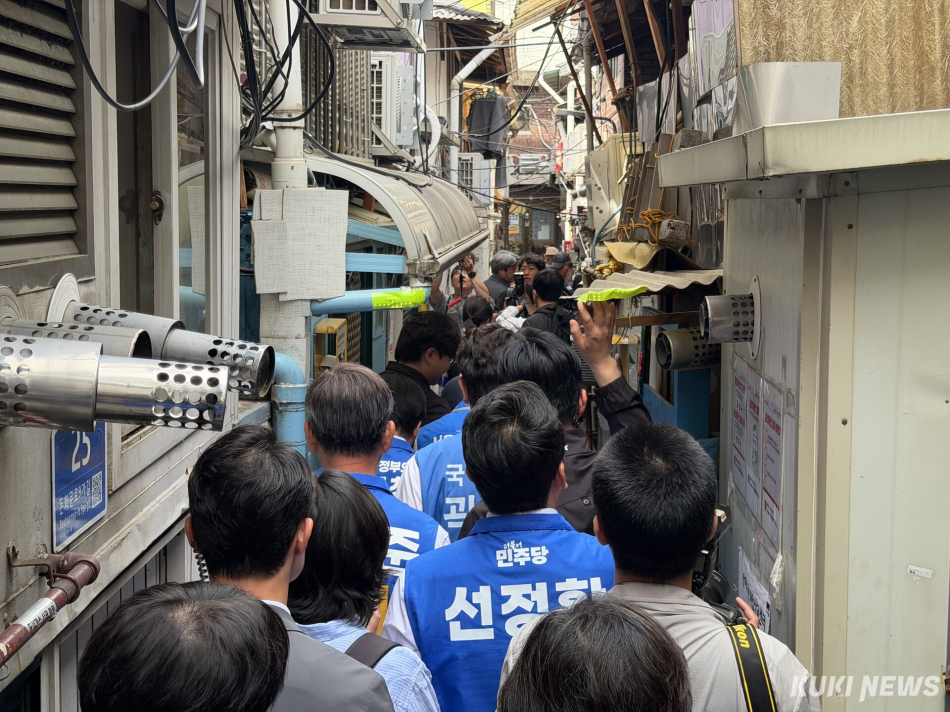 정원오 더불어민주당 서울시장 후보가 1일 서울 종로구 돈의동 쪽방촌을 방문하자 수많은 인파로 골목이 가득찼다. 유병민 기자