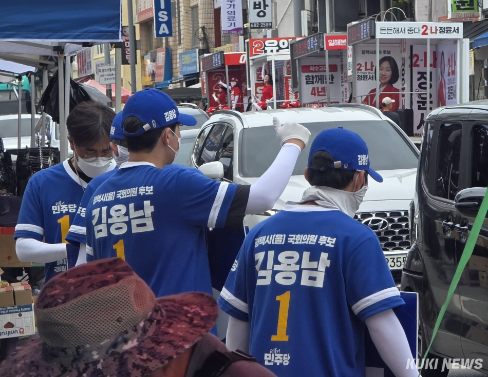 경기 평택을 국회의원 재선거에 출마한 김용남 더불어민주당 후보 선거캠프(사진 왼쪽)와 유의동 국민의힘 후보 선거캠프(사진 오른쪽)가 1일 오전 안중시장 삼거리에서 길을 사이에 두고 맞은 편에서 유세를 벌이고 있다. 김미경 기자