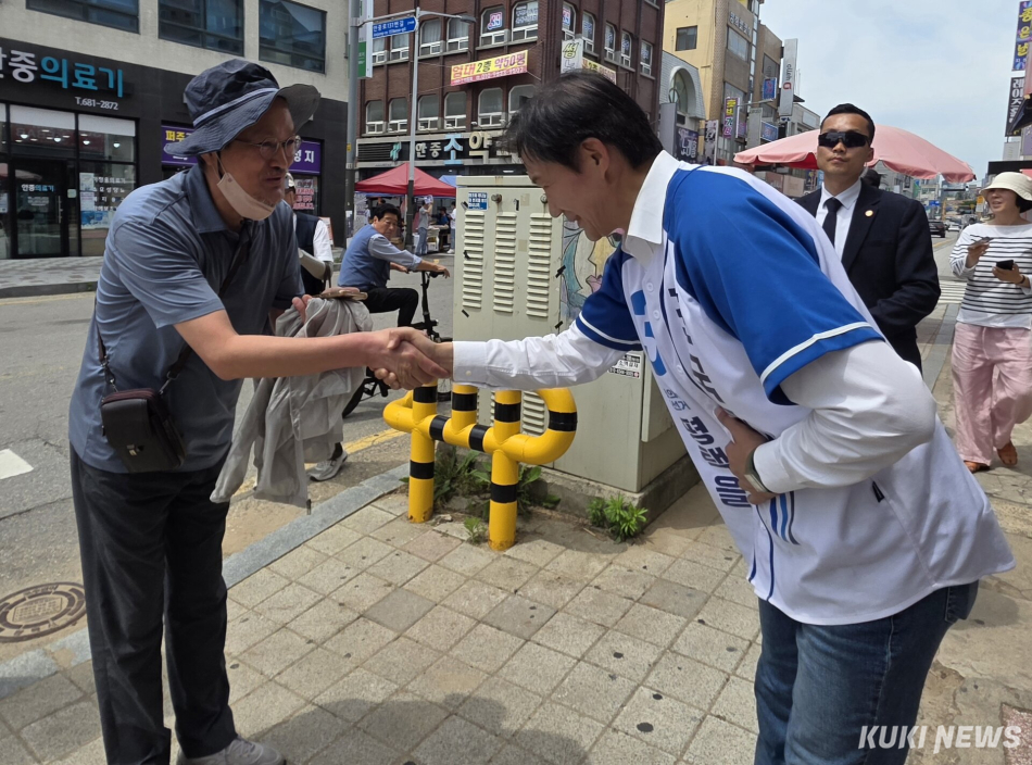 경기 평택을 국회의원 재선거에 출마하는 조국 조국혁신당 후보가 시민과 악수를 나누고 있다. 김미경 기자