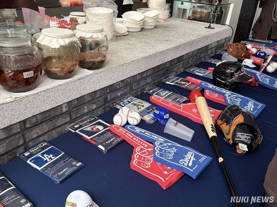 1층에 마련된 각종 MLB 굿즈들. 심하연 기자