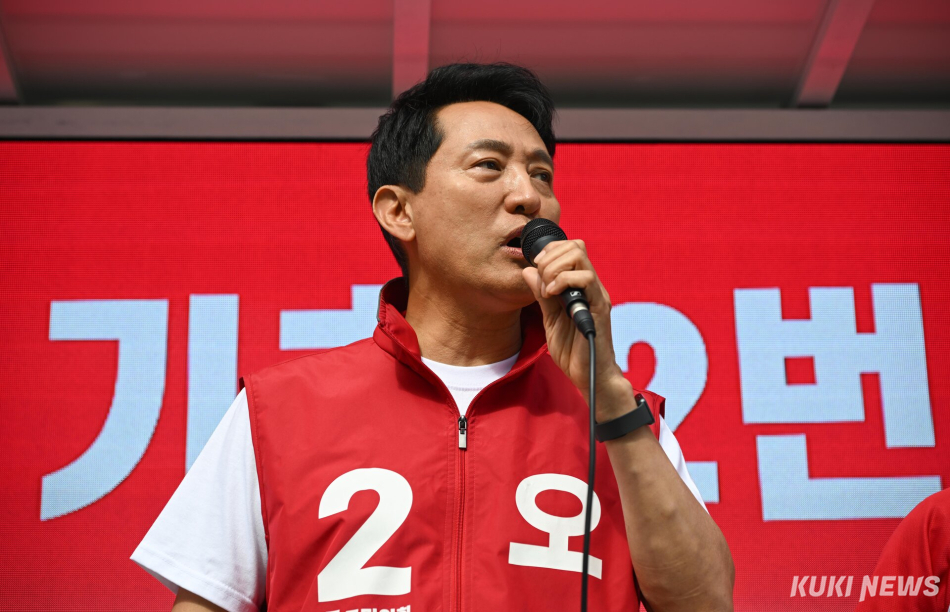 오세훈 국민의힘 서울시장 후보가 6·3 지방선거를 이틀 앞둔 1일 광화문역 6번 출구 앞에서 유세하고 있다. 임은재 기자