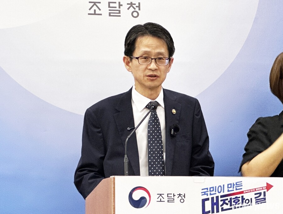 1일 정부대전청사 기자실에서 국민주권정부 출범 1주년 성과를 발표하는 백승보 조달청장. 사진=이재형 기자