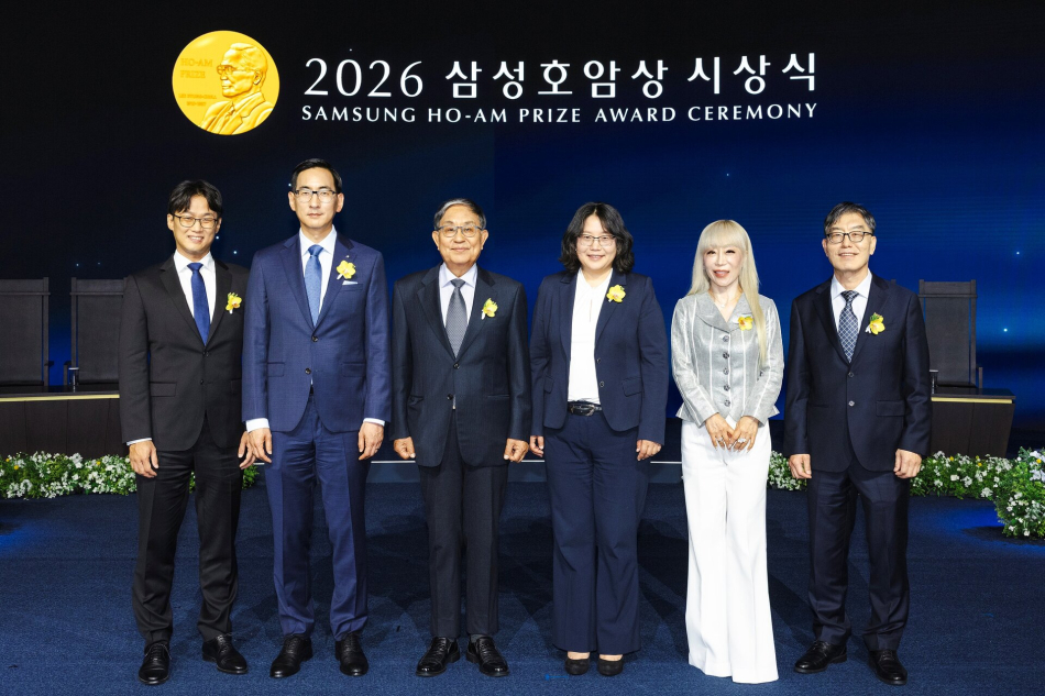 1일 서울 신라호텔에서 열린 ‘제36회 삼성호암상 시상식’에서 수상자들이 기념촬영을 하고 있다. (왼쪽부터) 오성진 미국 UC버클리 교수, 윤태식 미국 위스콘신대 매디슨 교수, 김범만 포스텍 명예교수, 에바 호프만 덴마크 코펜하겐대 교수, 조수미 소프라노, 오동찬 국립소록도병원 의료부장. 호암재단 제공