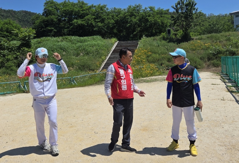 하중호 대구 동구의원 라선거구 후보가 31일 불로강변야구장을 찾아 편의시설 확대 등 주민들의 의견을 청취하고 있다. 하중호 후보 제공