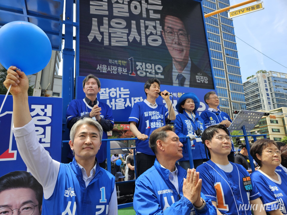윤건영 더불어민주당 의원이 1일 서울 구로디지털단지에서 열린 정원오 서울시장 후보 유세 현장에서 발언하고 있다. 서지영 기자
