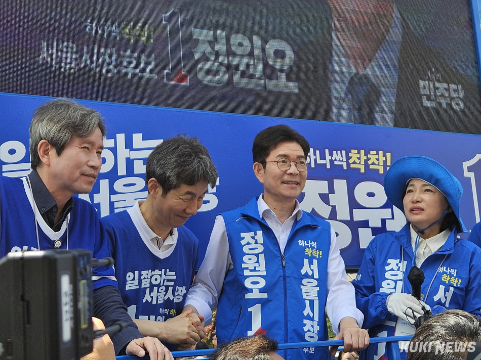 정원오 더불어민주당 서울시장 후보가 1일 서울 구로디지털단지 유세 현장에 도착해 지지자들에게 인사하고 있다. 서지영 기자