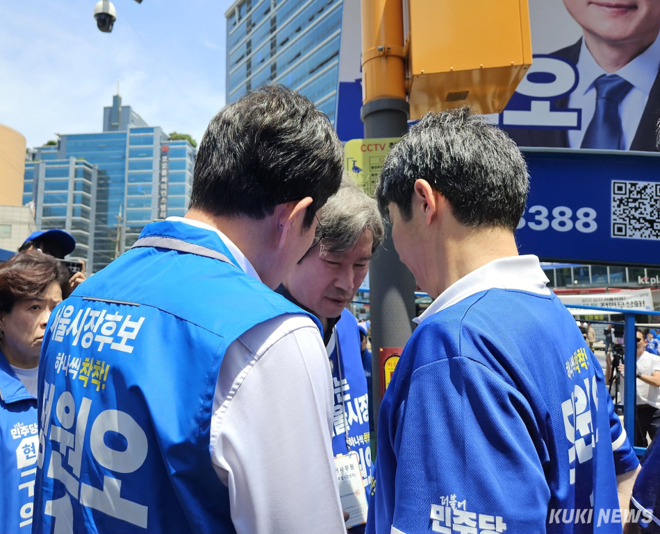 정원오 더불어민주당 서울시장 후보(왼쪽)가 1일 한화에어로스페이스 화재 사고로 유세 잠정 중단을 밝힌 뒤 이인영 상임선거대책위원장(가운데), 윤건영 의원(오른쪽)과 대화하고 있다. 서지영 기자