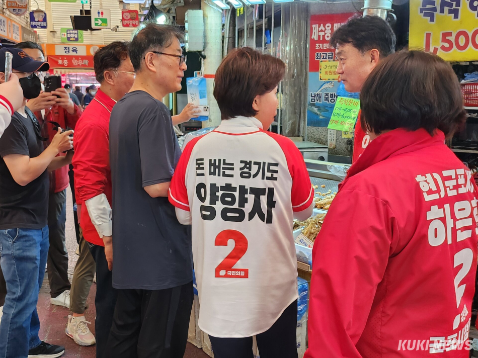 양향자 국민의힘 경기도지사 후보가 1일 경기 군포시 산본시장 도보 유세 현장에서 만난 시민들과 대화하고 있다. 전재훈 기자