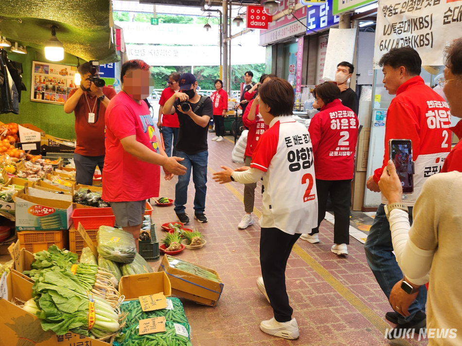 양향자 국민의힘 경기도지사 후보가 1일 경기 군포시 산본시장 도보 유세 현장에서 만난 시민들과 인사를 나누고 있다. 전재훈 기자