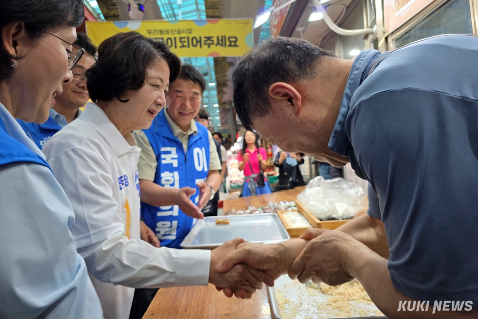 추미애 더불어민주당 경기지사 후보가 1일 경기 고양시 일산서구 일산시장 상인과 악수하고 있다. 김건주 기자