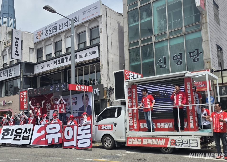 경기 평택을 국회의원 재선거에 출마하는 유의동 국민의힘 후보가 안중삼거리에서 유세차에 올라 집중 유세를 펼치고 있다. 김미경 기자