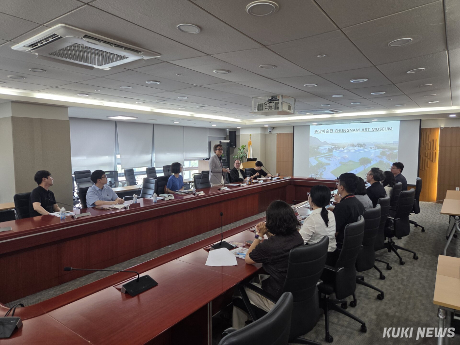 충남미술관개관준비단은 1일 도청 중회의실에서 ‘2026년 학예역량 강화 연수 및 업무회의’를 개최하고, 싱가포르 국립미술관과의 중장기 국제 협력 방안을 논의했다.