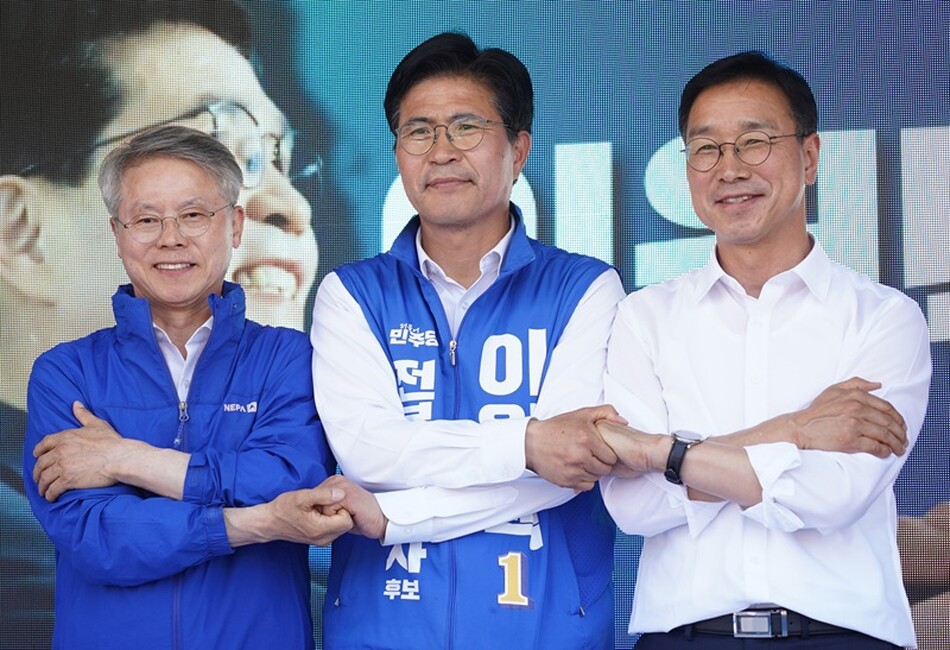 이원택 전북특별자치도지사 후보와 민형배 전남광주통합특별시장 후보, 위성곤 제주특별자치도지사 후보가 전주시 모래내시장 사거리에서 호남·제주 상생협약을 맺고, 6·3지방선거에서 민주당 원팀의 승리를 위한 결의를 다지고 있다.
