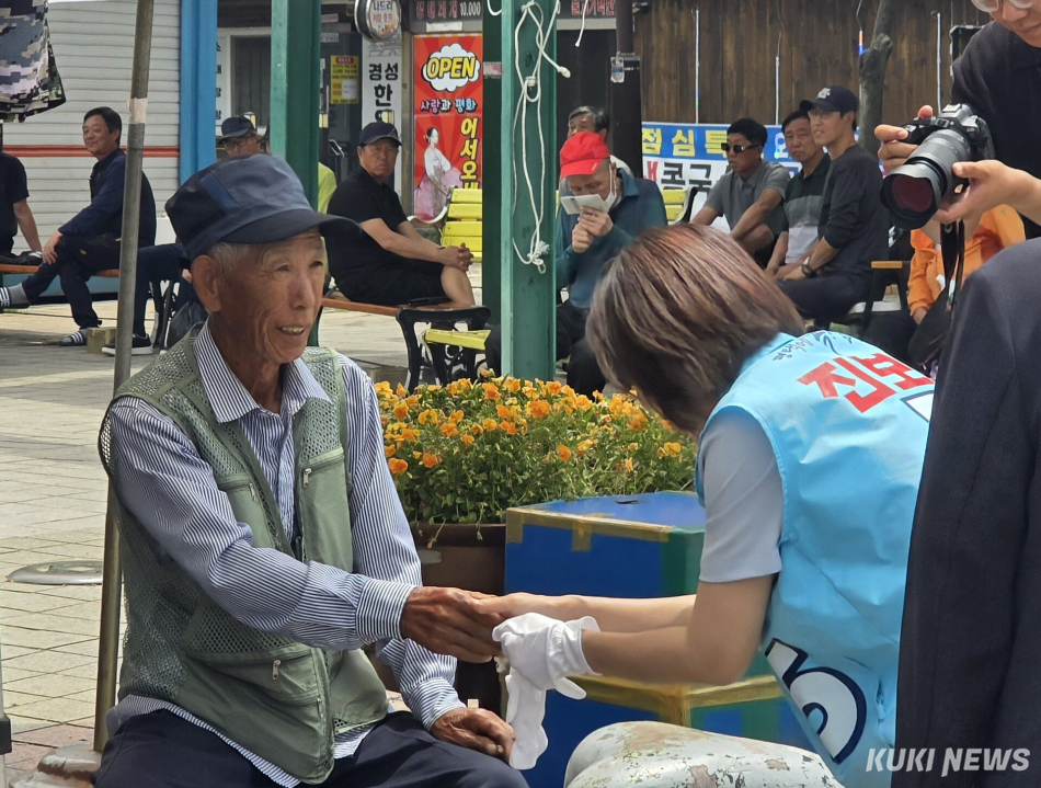 경기 평택을 국회의원 재선거에 출마하는 김재연 진보당 후보가 유세차량에 오르기 전 인근 시민들과 악수를 나누고 있다. 김미경 기자