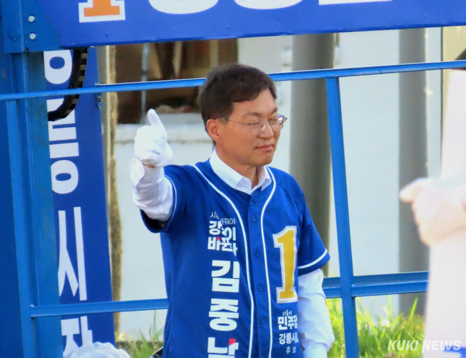 김중남 민주당 강릉시장 후보가 지난달 28일 오후 5시 30분쯤 교동꽃화원회전교차로에서 퇴근하는 시민들에게 인사를 하는 등 저녁유세를 펼치고 있다. 전인수 기자