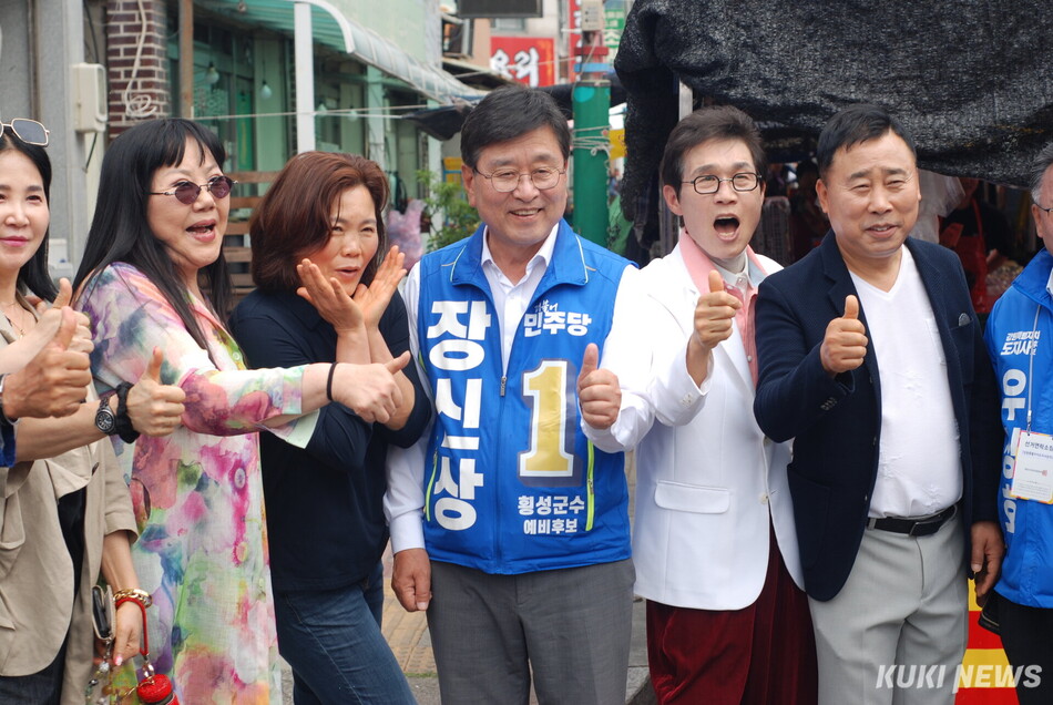 더불어민주당 장신상 횡성군수 후보 ‘연예인 유세단’이 1일 강원 횡성군 횡성읍 장터에서 군민에게 지지를 당부하고 있다. 윤수용 기자