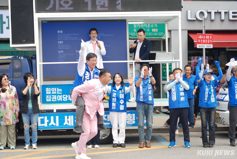 더불어민주당 장신상 횡성군수 후보 합동 유세전이 1일 횡성읍 시계탑 로터리에서 열린 가운데 천하장사 출신 가수 백승일 장 후보를 등에 업고 유세장을 돌며 지지를 호소하고 있다. 윤수용 기자