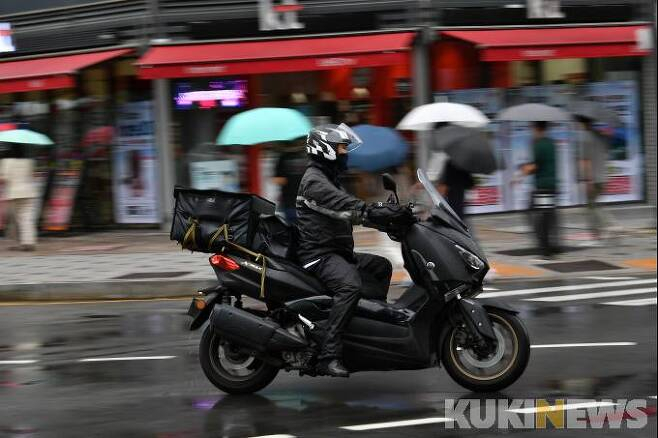 비오는 날, 배달노동자가 서울 마포구의 도로를 지나고 있다. 사진=곽경근 대기자