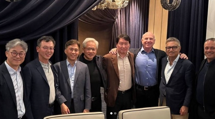 최태원 SK그룹 회장과 젠슨 황 엔비디아 CEO 등 양사 경영진이 만남을 가졌다. SK하이닉스 인스타그램.