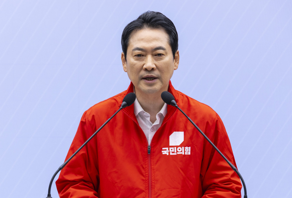 장동혁 국민의힘 대표가 6·3 지방선거와 재보궐선거 본투표를 하루 앞둔 2일 서울 여의도 중앙당사에서 대국민 투표 참여 호소 담화문을 발표하고 있다. 연합뉴스